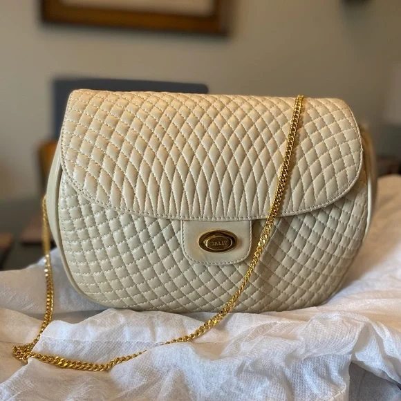 Bally Cream Lambskin Shoulder Bag with Gold Chain - Picture 2 of 5